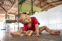 Un biscotto per il sorriso di un bambino