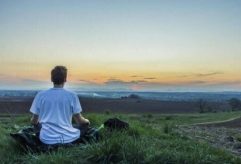 Yoga e picnic al tramonto