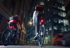 Il ciclista illuminato e l’automobilista attento